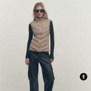 FITTED HOODED PUFFER VEST